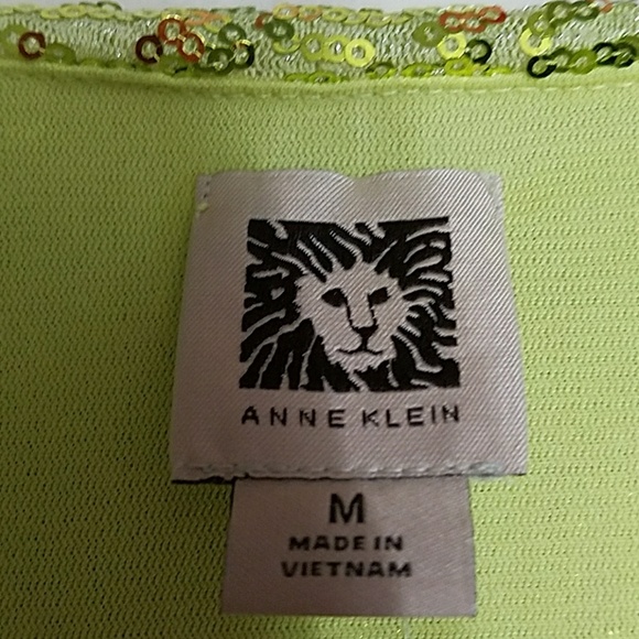 NWOT  women's top - Picture 3 of 3